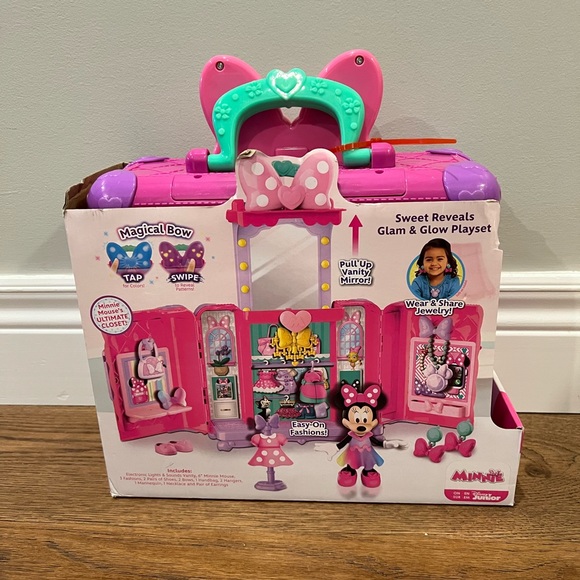 Minnie Mouse Sweet Reveals Glam & Glow playset - Picture 4 of 7